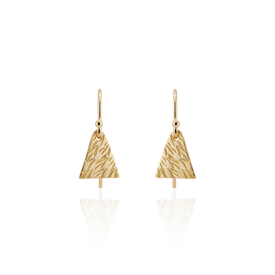 A delicate texture graces the triangular Sketch earring, a celebration of visual musings and infinite daydreams.