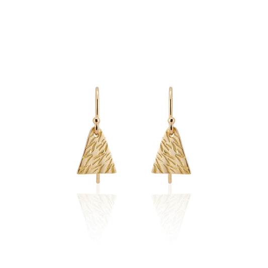 A delicate texture graces the triangular Sketch earring, a celebration of visual musings and infinite daydreams. 