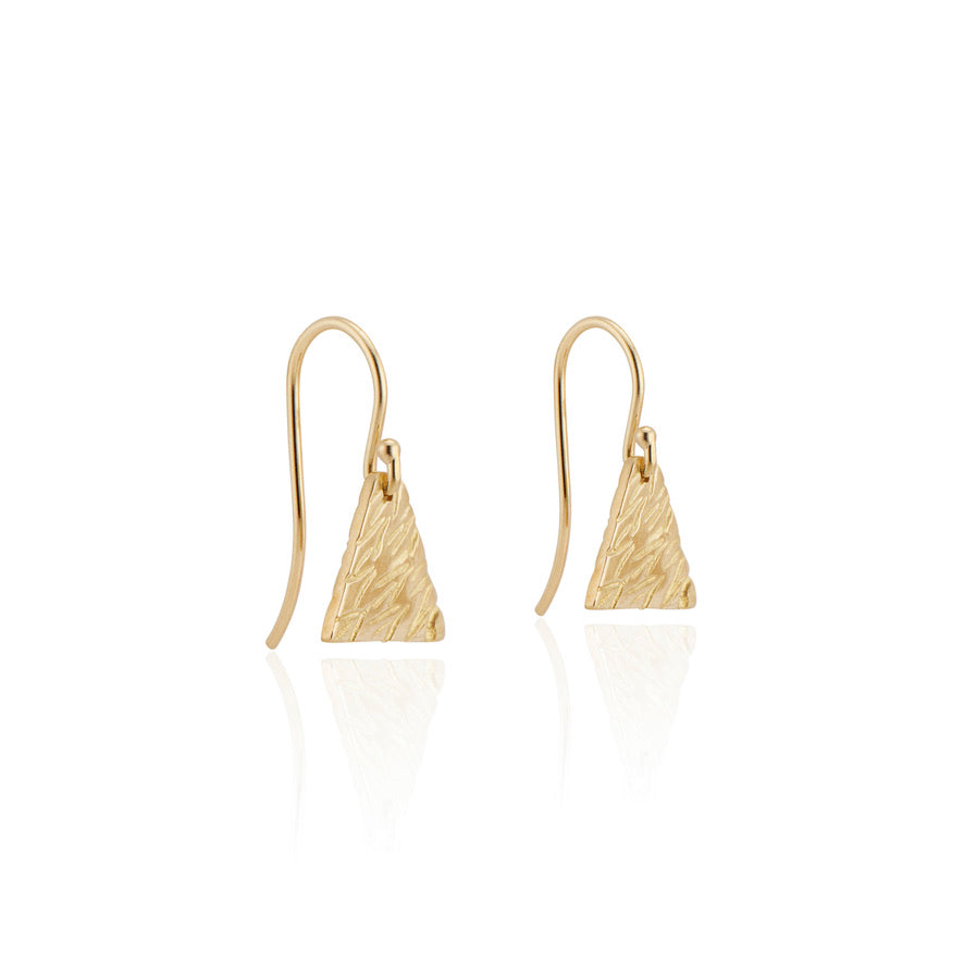 A delicate texture graces the triangular Sketch earring, a celebration of visual musings and infinite daydreams.
