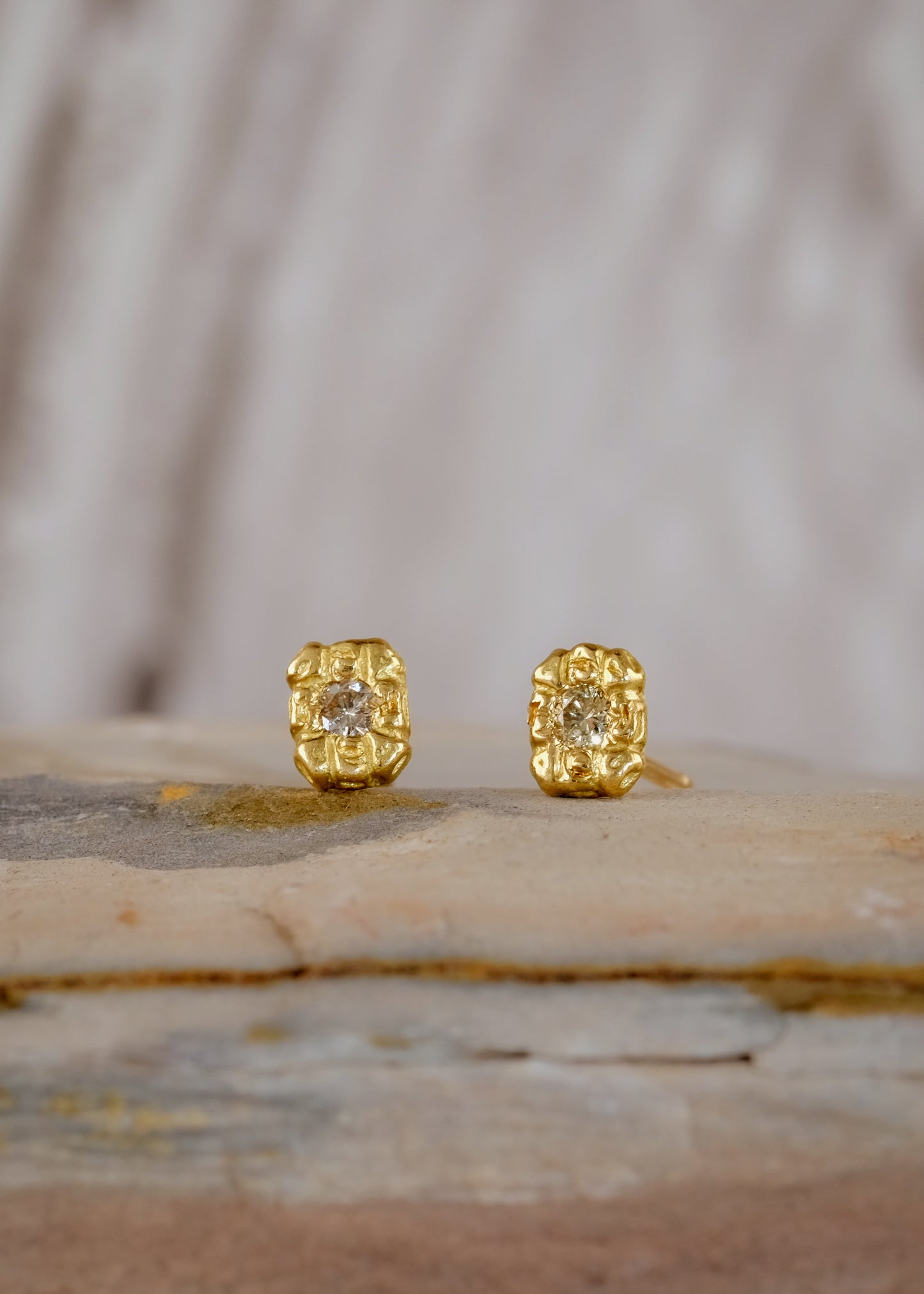 Textured gold, hand-carved to reveal its lustre, surrounds gleaming diamonds to create the Barre earring—an essential and elegant design that calls to mind the effortless grace of a ballerina at the barre.