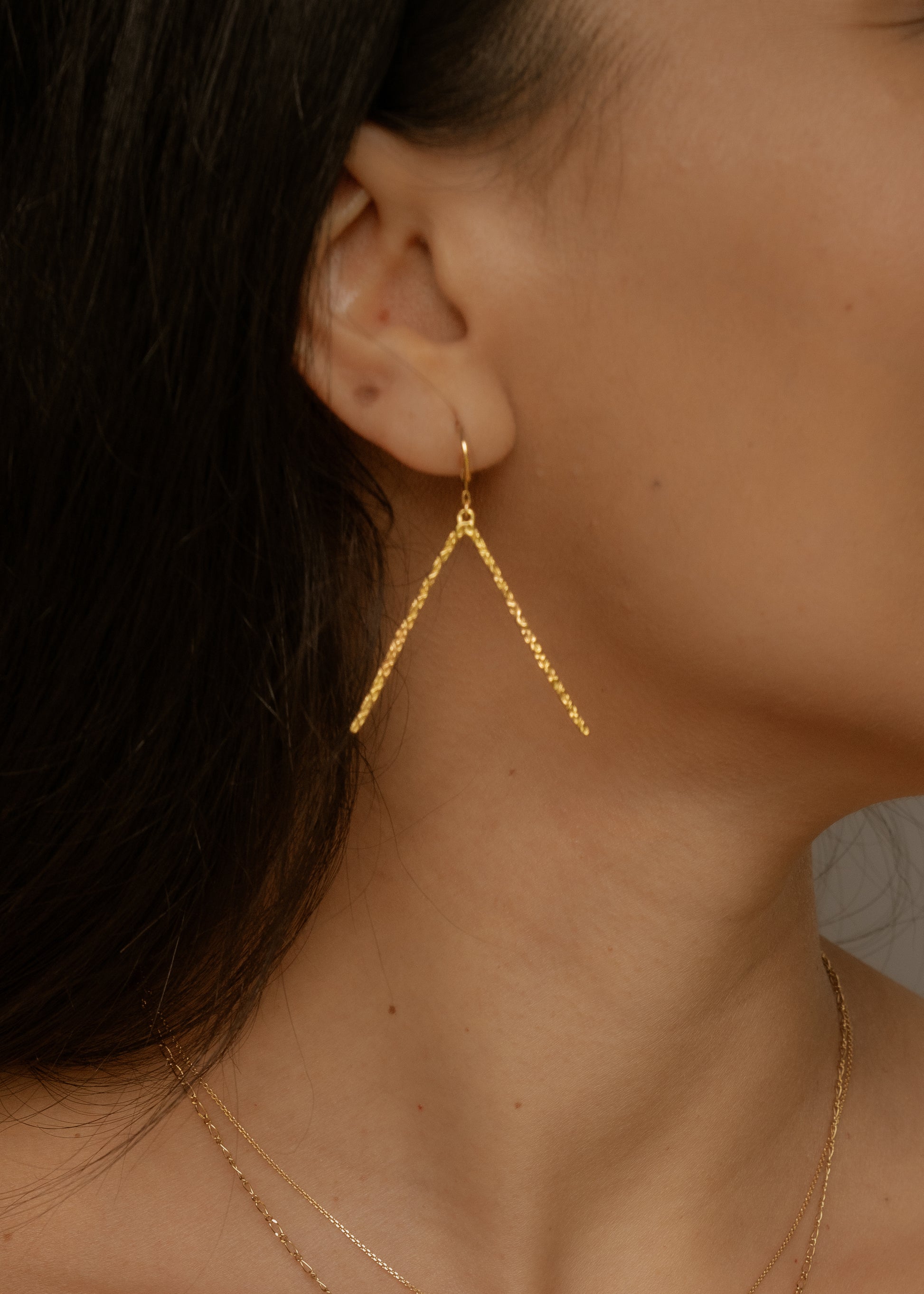 Plucked from Carnaby Street’s glory days and re-imagined with minimalist elegance, the wishbone-shaped Kirby earring is hand-carved into a stunning texture that reflects and refracts light while dangling delicately from the ear—a swinging style worthy of its London roots.