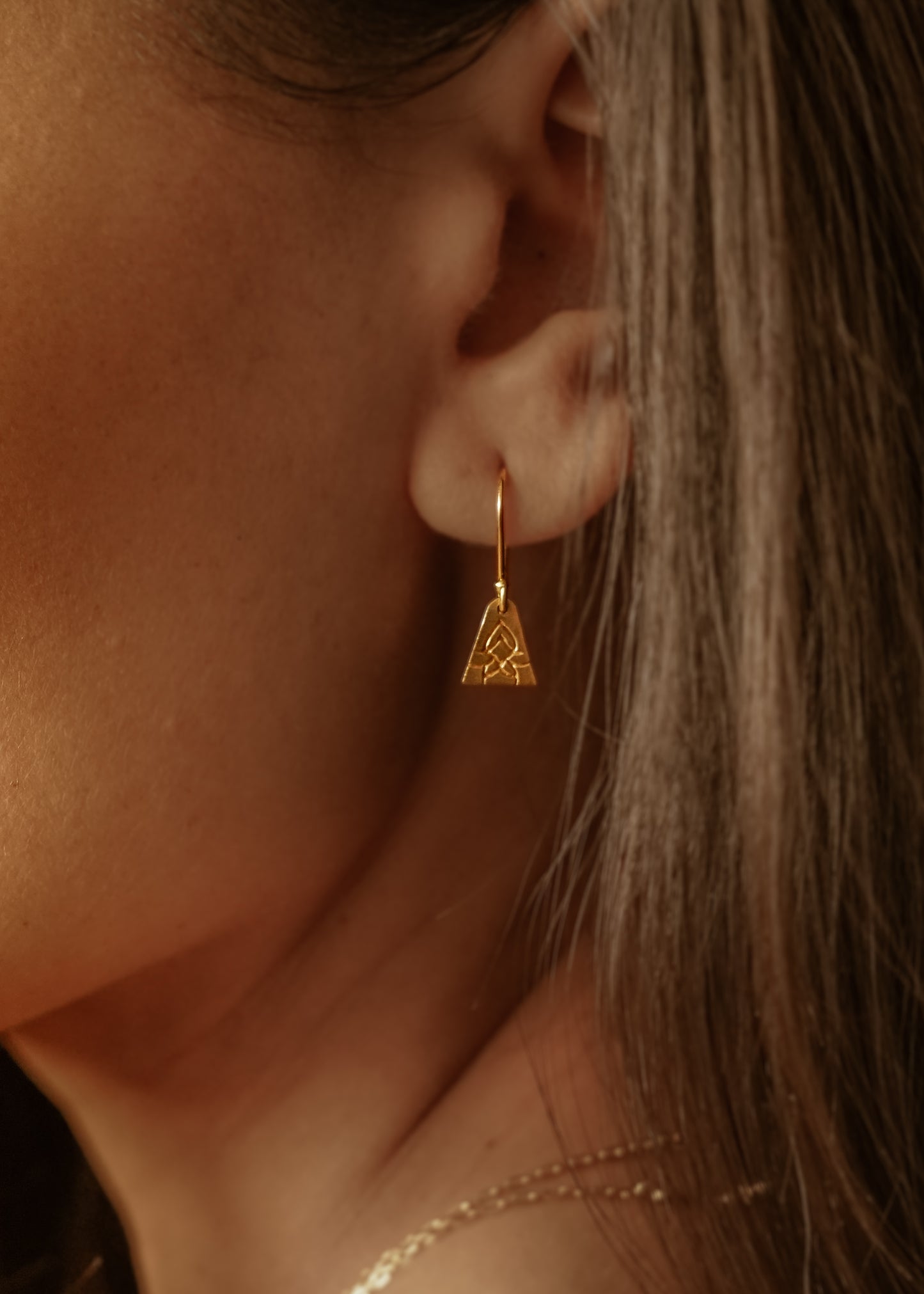 Inspired by the daily ritual of this water flower to rise from the mud and bloom to its full potential, the golden triangles of the Lotus earring flutter with each turn of the head, showcasing delicate petals that whisper of an understated beauty. 