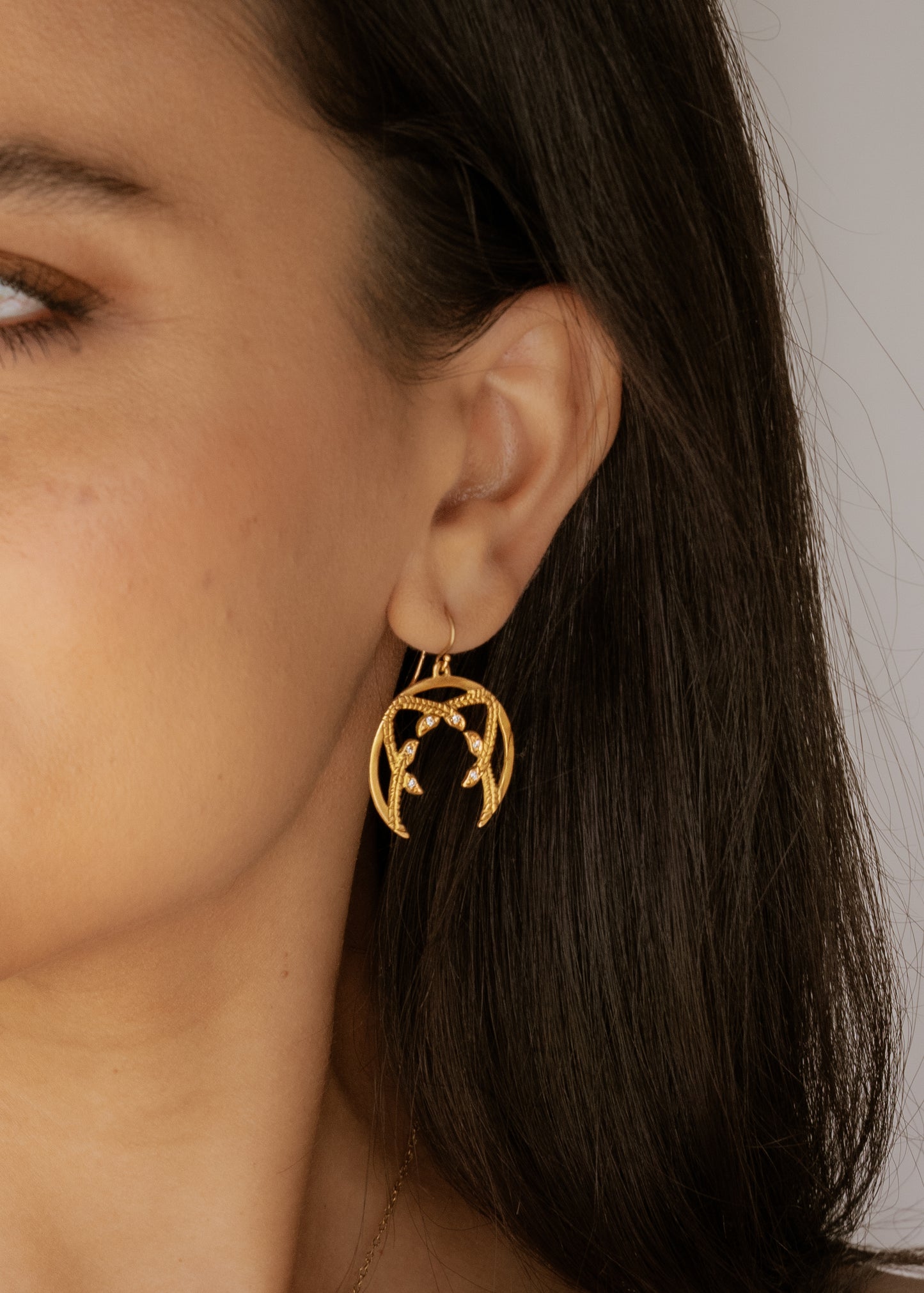 Inspired by the female prophets who share its name, the Sibyl earring whispers the mysteries of the future while echoing stories of days past. Smooth open-work crescents give way to intertwining textured elements, hand-carved to draw the eye in and reveal brilliant diamond accents—a substantial and haunting design that’s decidedly feminine. 
