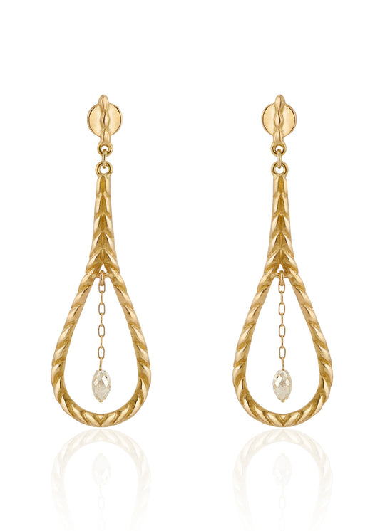 Like a song of the Siren, the Anchor earring seduces its wearer with exquisite craftsmanship and use of negative space. The hand-carved, rope-like detail highlights the elongated shape, lending an elegant nautical touch. Inside, diamond beads dangle from a delicate chain, a glint of sunlight on water that draws the eye in and captivates.