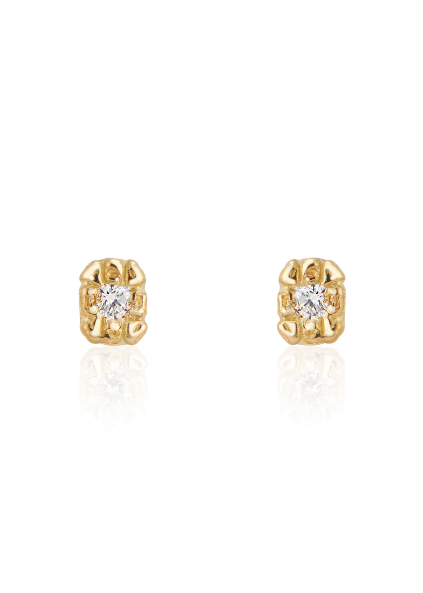 Textured gold, hand-carved to reveal its lustre, surrounds gleaming diamonds to create the Barre earring—an essential and elegant design that calls to mind the effortless grace of a ballerina at the barre.