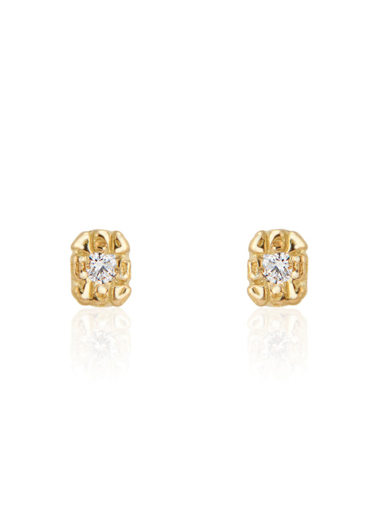 Textured gold, hand-carved to reveal its lustre, surrounds gleaming diamonds to create the Barre earring—an essential and elegant design that calls to mind the effortless grace of a ballerina at the barre.