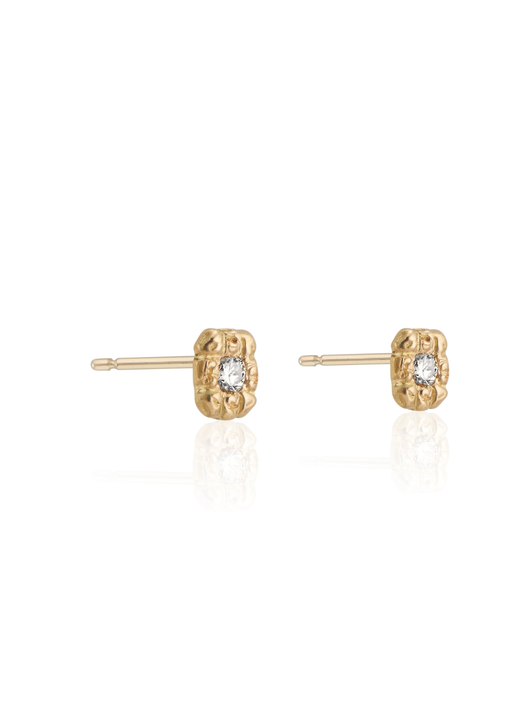 Textured gold, hand-carved to reveal its lustre, surrounds gleaming diamonds to create the Barre earring—an essential and elegant design that calls to mind the effortless grace of a ballerina at the barre.