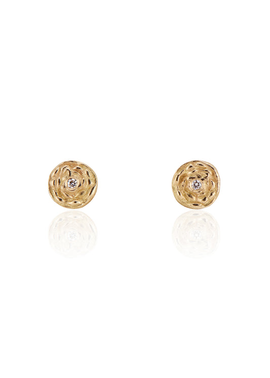 Like an echo of the past that comes full circle, the Beaded earring captures old world craftsmanship made modern for today’s everyday wear. Hand-carved beads create a stunning spiral, drawing the eye in to a brilliant diamond accent.