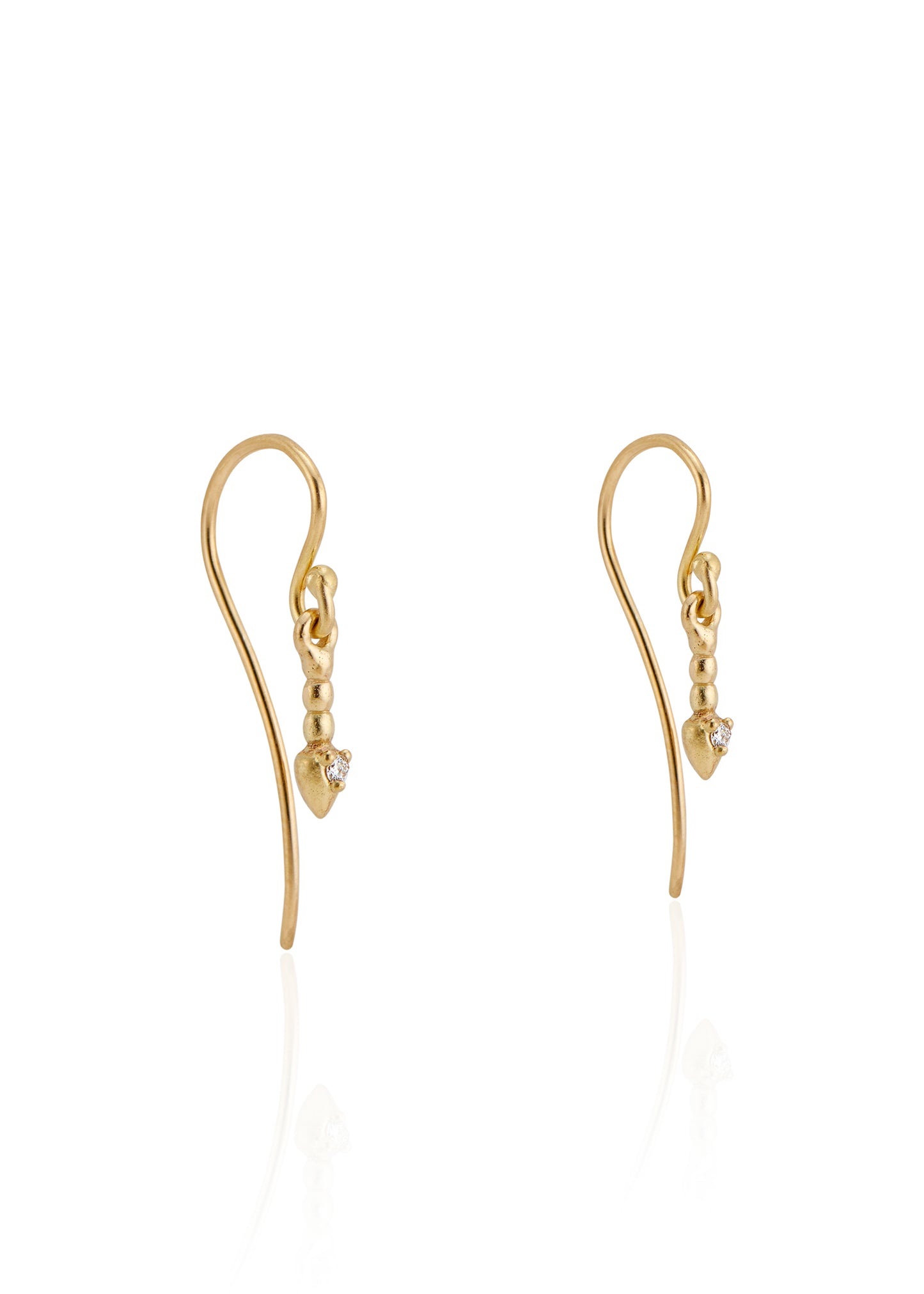 In the City of Lights, the chords of Maxence Cyrin’s piano drift up the alleyway, wrapping around wrought iron balconies and echoing off cobblestone. As timeless as the city itself, the Cyrin earring drops delicately from the ear, revealing a gleaming diamond that sparkles like a reflection off the Seine.
