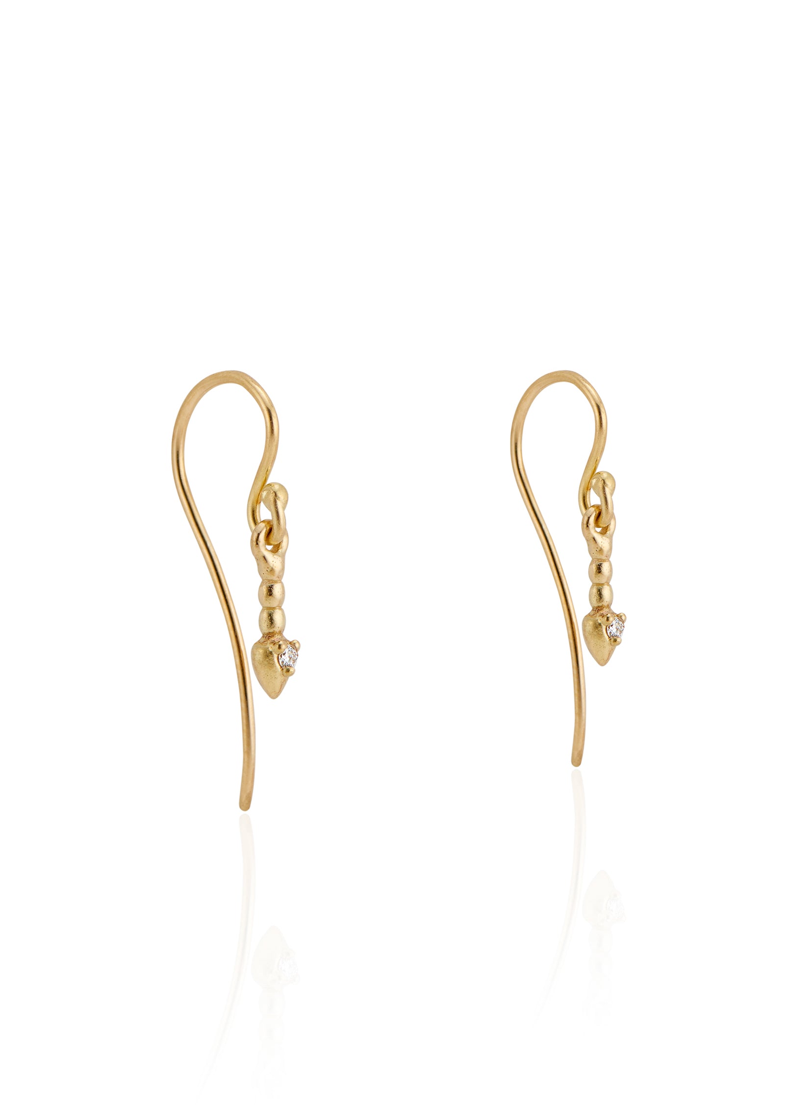 In the City of Lights, the chords of Maxence Cyrin’s piano drift up the alleyway, wrapping around wrought iron balconies and echoing off cobblestone. As timeless as the city itself, the Cyrin earring drops delicately from the ear, revealing a gleaming diamond that sparkles like a reflection off the Seine.