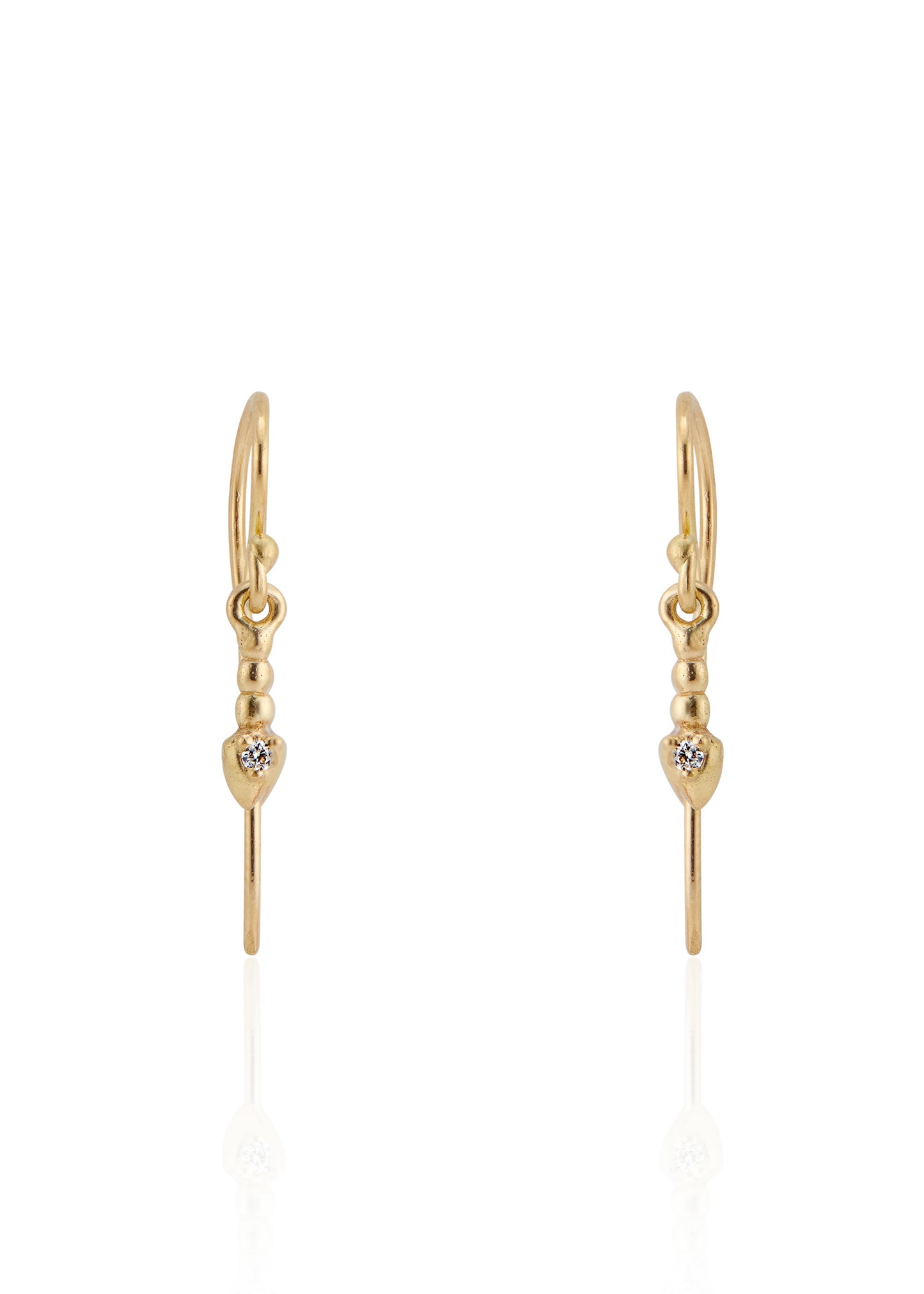 In the City of Lights, the chords of Maxence Cyrin’s piano drift up the alleyway, wrapping around wrought iron balconies and echoing off cobblestone. As timeless as the city itself, the Cyrin earring drops delicately from the ear, revealing a gleaming diamond that sparkles like a reflection off the Seine.