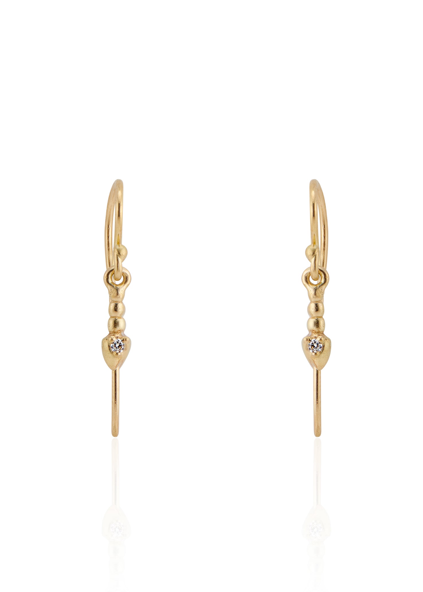 In the City of Lights, the chords of Maxence Cyrin’s piano drift up the alleyway, wrapping around wrought iron balconies and echoing off cobblestone. As timeless as the city itself, the Cyrin earring drops delicately from the ear, revealing a gleaming diamond that sparkles like a reflection off the Seine.
