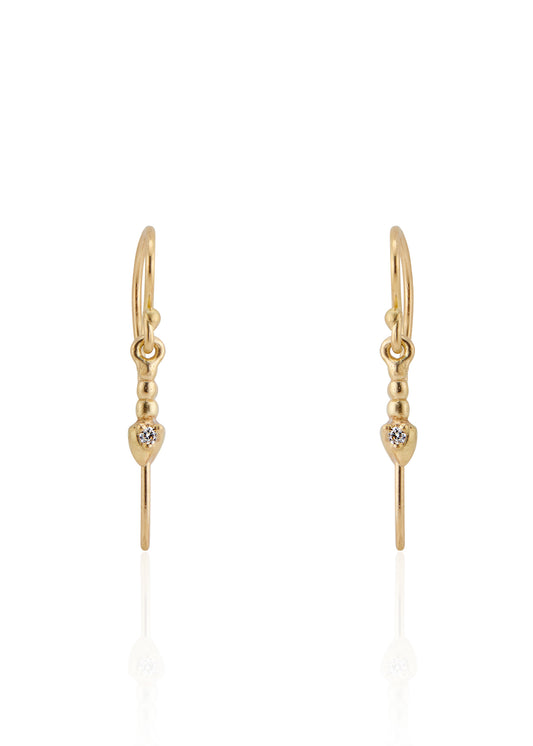 In the City of Lights, the chords of Maxence Cyrin’s piano drift up the alleyway, wrapping around wrought iron balconies and echoing off cobblestone. As timeless as the city itself, the Cyrin earring drops delicately from the ear, revealing a gleaming diamond that sparkles like a reflection off the Seine.