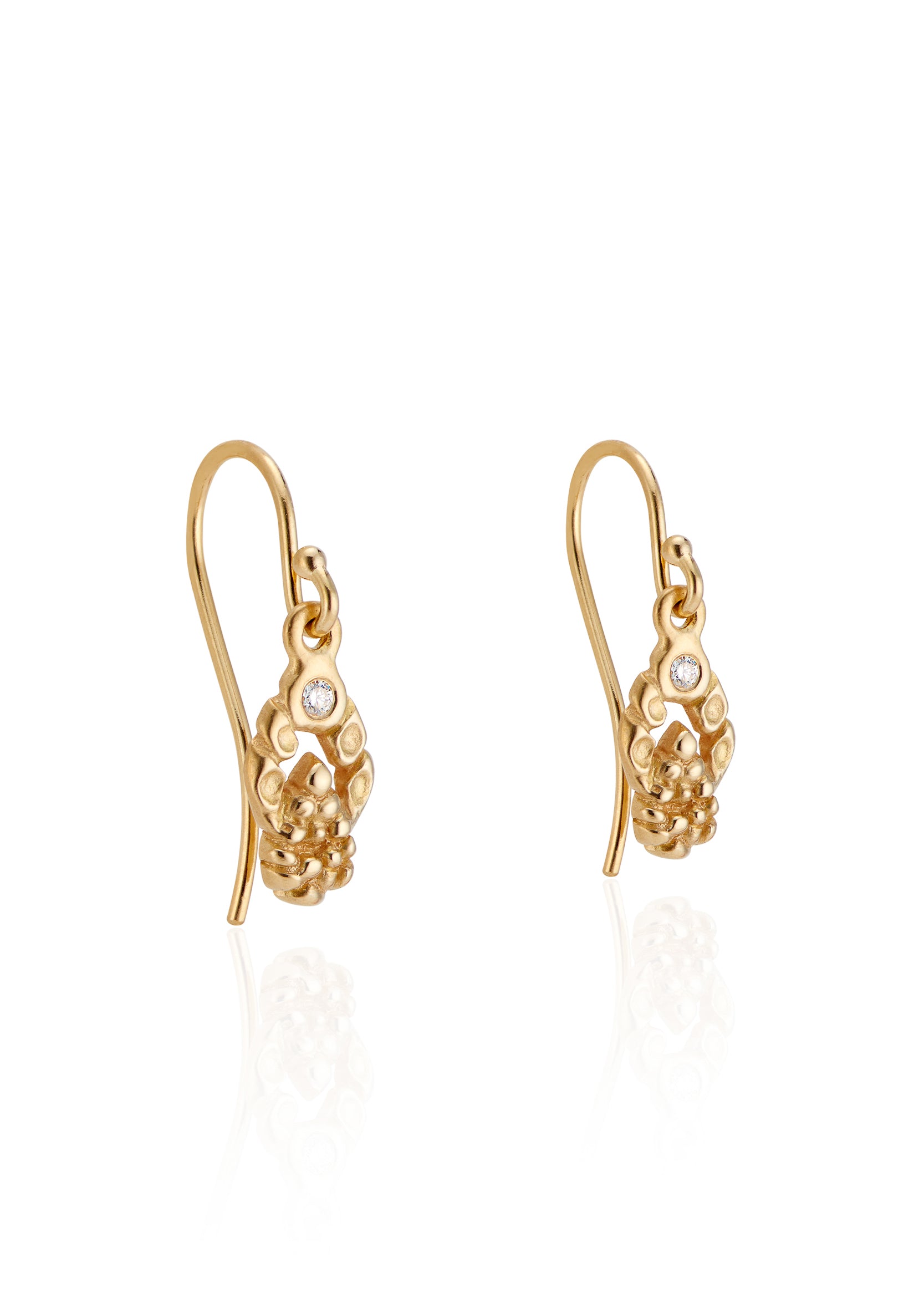 Exquisite details grace the elegant lines of the Pincer earring, a whimsical design that creates the illusion of golden drops being held in place by textured pincers. Gleaming diamonds at the top of the earring add a brilliant sparkle—a true celebration of craftsmanship.