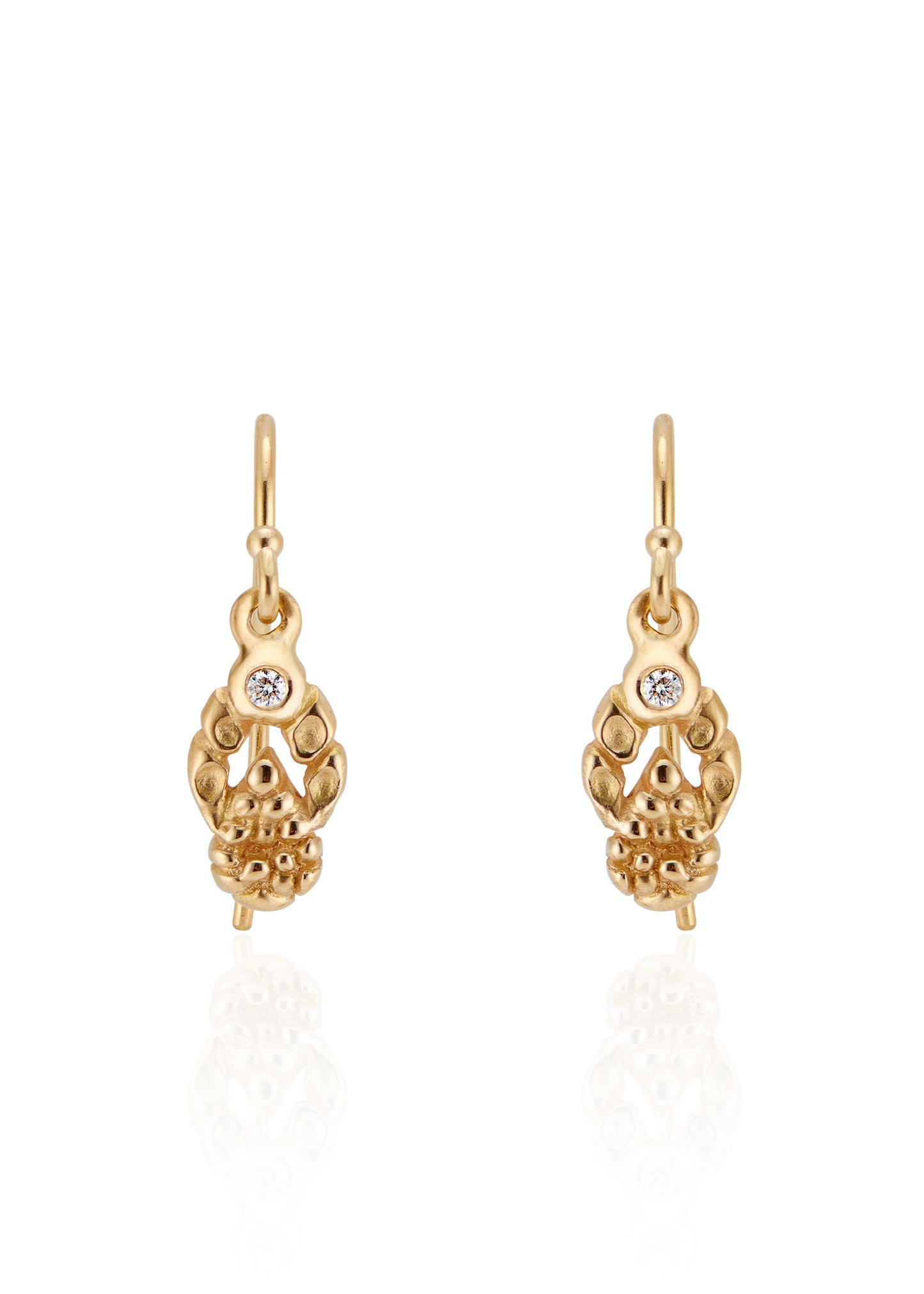 Exquisite details grace the elegant lines of the Pincer earring, a whimsical design that creates the illusion of golden drops being held in place by textured pincers. Gleaming diamonds at the top of the earring add a brilliant sparkle—a true celebration of craftsmanship.