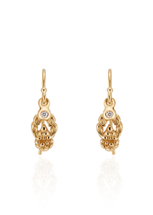 Exquisite details grace the elegant lines of the Pincer earring, a whimsical design that creates the illusion of golden drops being held in place by textured pincers. Gleaming diamonds at the top of the earring add a brilliant sparkle—a true celebration of craftsmanship.