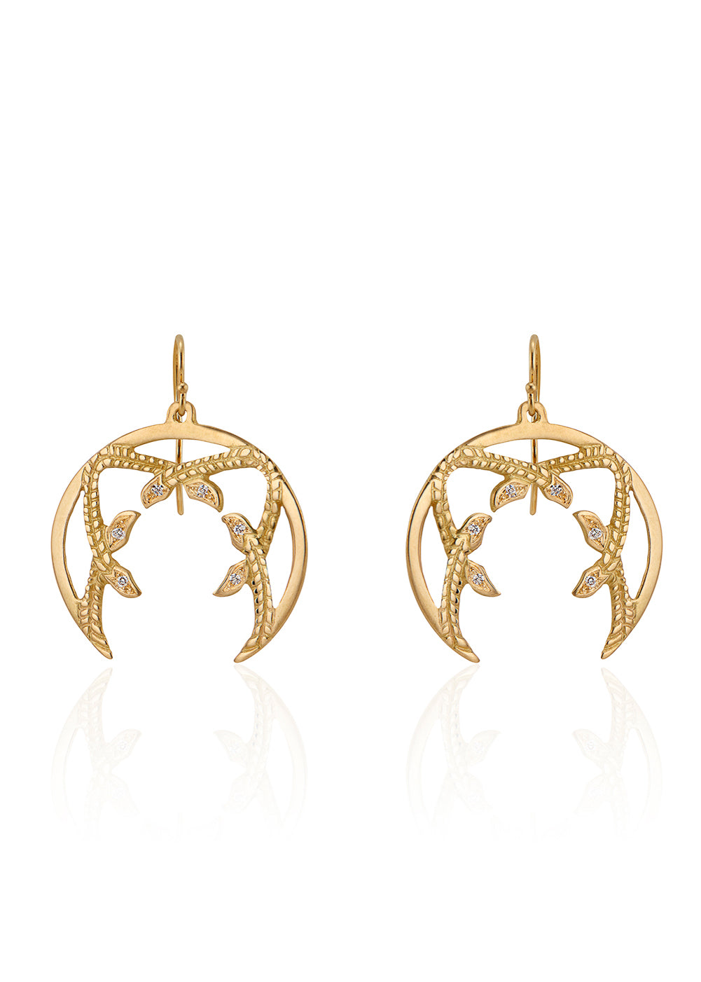 Inspired by the female prophets who share its name, the Sibyl earring whispers the mysteries of the future while echoing stories of days past. Smooth open-work crescents give way to intertwining textured elements, hand-carved to draw the eye in and reveal brilliant diamond accents—a substantial and haunting design that’s decidedly feminine.