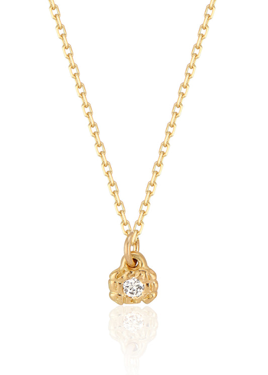 Textured gold, hand-carved to reveal its lustre, surrounds a gleaming diamond to create the Barre necklace—an essential and elegant design that calls to mind the effortless grace of a ballerina at the barre.