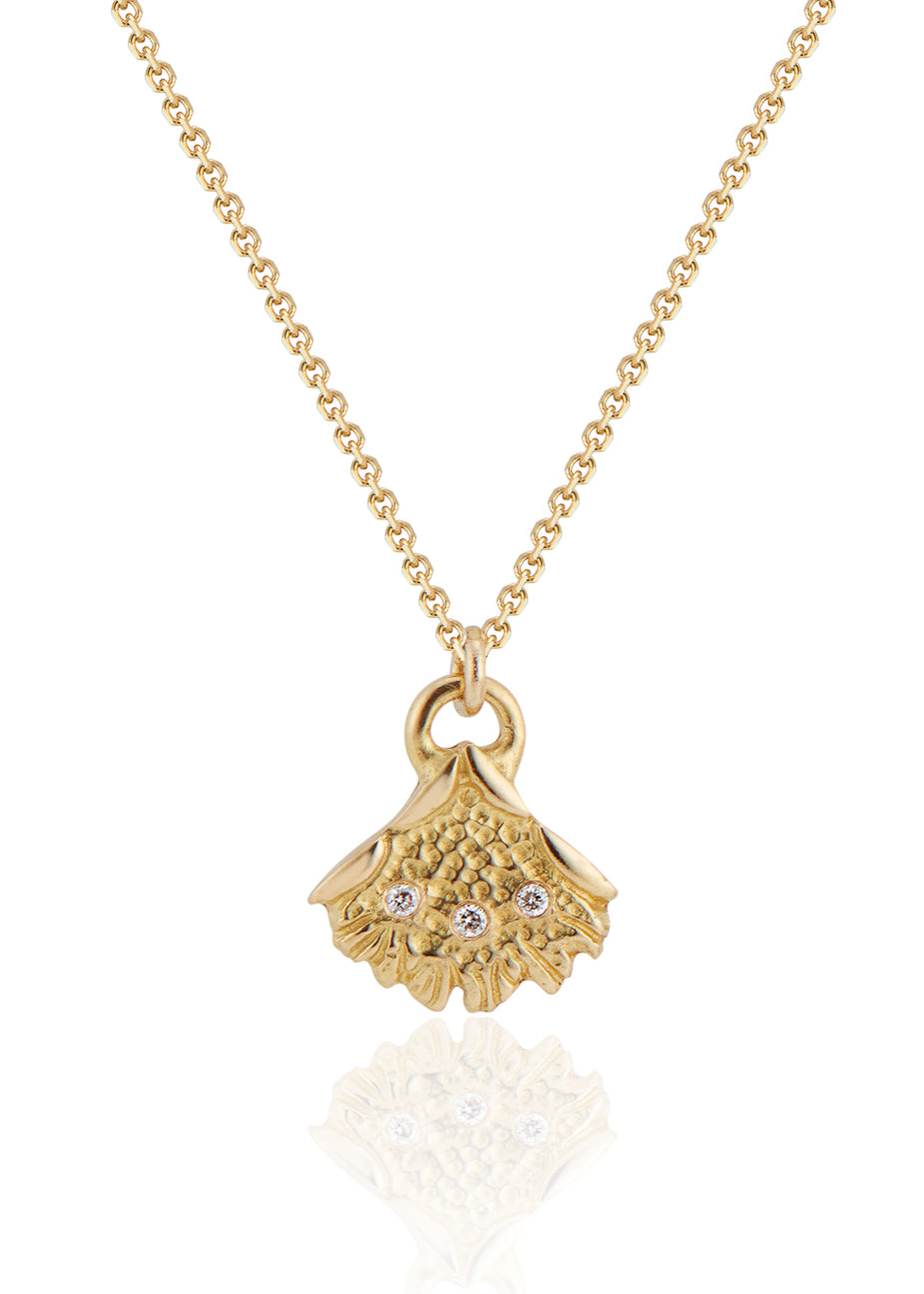 Inspired by antique folding fans of the same name, the Brise necklace is a study in craftsmanship. Three gleaming diamonds grace elaborate scales that fan out to intricate lace-like edging, creating an ornate and elegant piece to be cherished for generations.