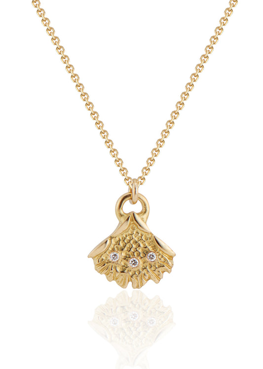 Inspired by antique folding fans of the same name, the Brise necklace is a study in craftsmanship. Three gleaming diamonds grace elaborate scales that fan out to intricate lace-like edging, creating an ornate and elegant piece to be cherished for generations.