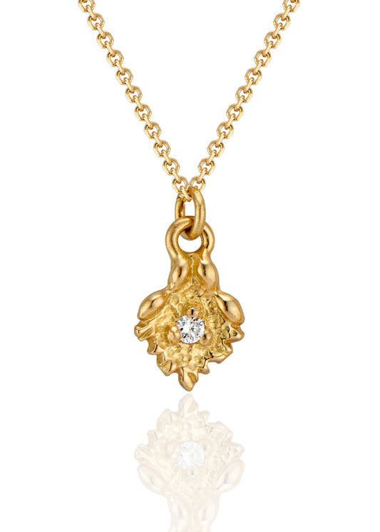 Like a small cabin nestled in the verdant mountainside of the Swiss Alps, the Chalet necklace invites a sense of wanderlust and adventure. Intricate textures give way to a single diamond that sparkles brilliantly against the gold that surrounds it—a snow-capped mountain top gleaming under the radiant warmth of the sun.