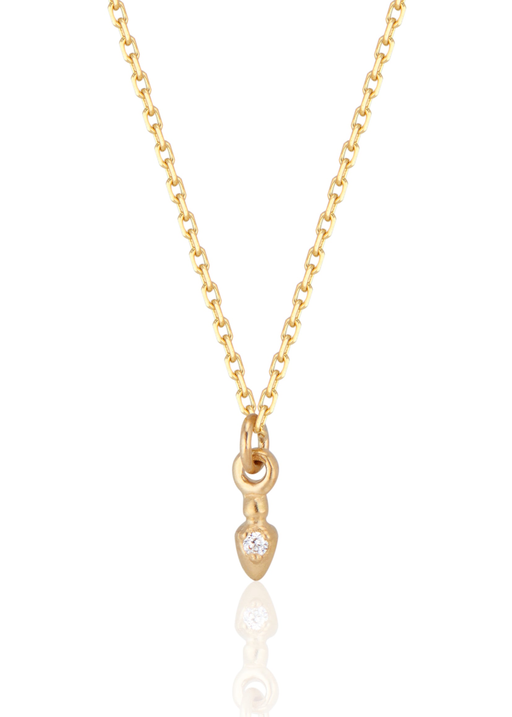 In the City of Lights, the chords of Maxence Cyrin’s piano drift up the alleyway, wrapping around wrought iron balconies and echoing off cobblestone. As timeless as the city itself, the Cyrin necklace drops delicately, revealing a gleaming diamond that sparkles like a reflection off the Seine.