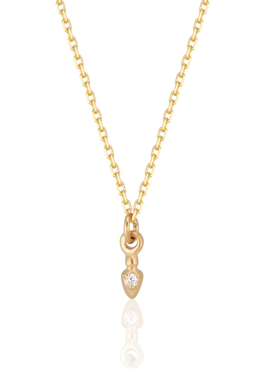 In the City of Lights, the chords of Maxence Cyrin’s piano drift up the alleyway, wrapping around wrought iron balconies and echoing off cobblestone. As timeless as the city itself, the Cyrin necklace drops delicately, revealing a gleaming diamond that sparkles like a reflection off the Seine.