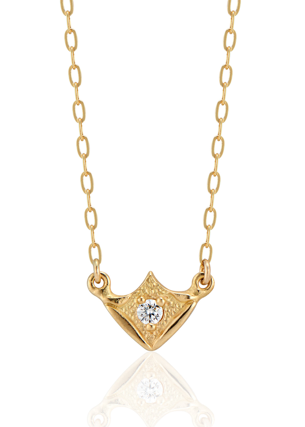 On the Rue Saint-Séverin, the Gothic cathedral reigns, its bell marking the passage of time as it has for over 700 years. Among the sloping curves and keen points of its vaulted ceiling, the Vault necklace draws its inspiration. A gleaming diamond is graced with beads and textured gold to create a necklace that evokes the magic of those Parisian nights that shimmer with warmth and history.