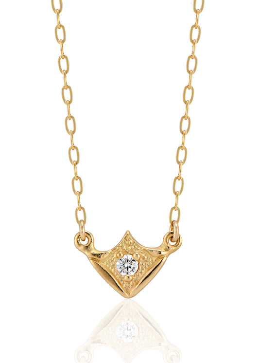 On the Rue Saint-Séverin, the Gothic cathedral reigns, its bell marking the passage of time as it has for over 700 years. Among the sloping curves and keen points of its vaulted ceiling, the Vault necklace draws its inspiration. A gleaming diamond is graced with beads and textured gold to create a necklace that evokes the magic of those Parisian nights that shimmer with warmth and history.