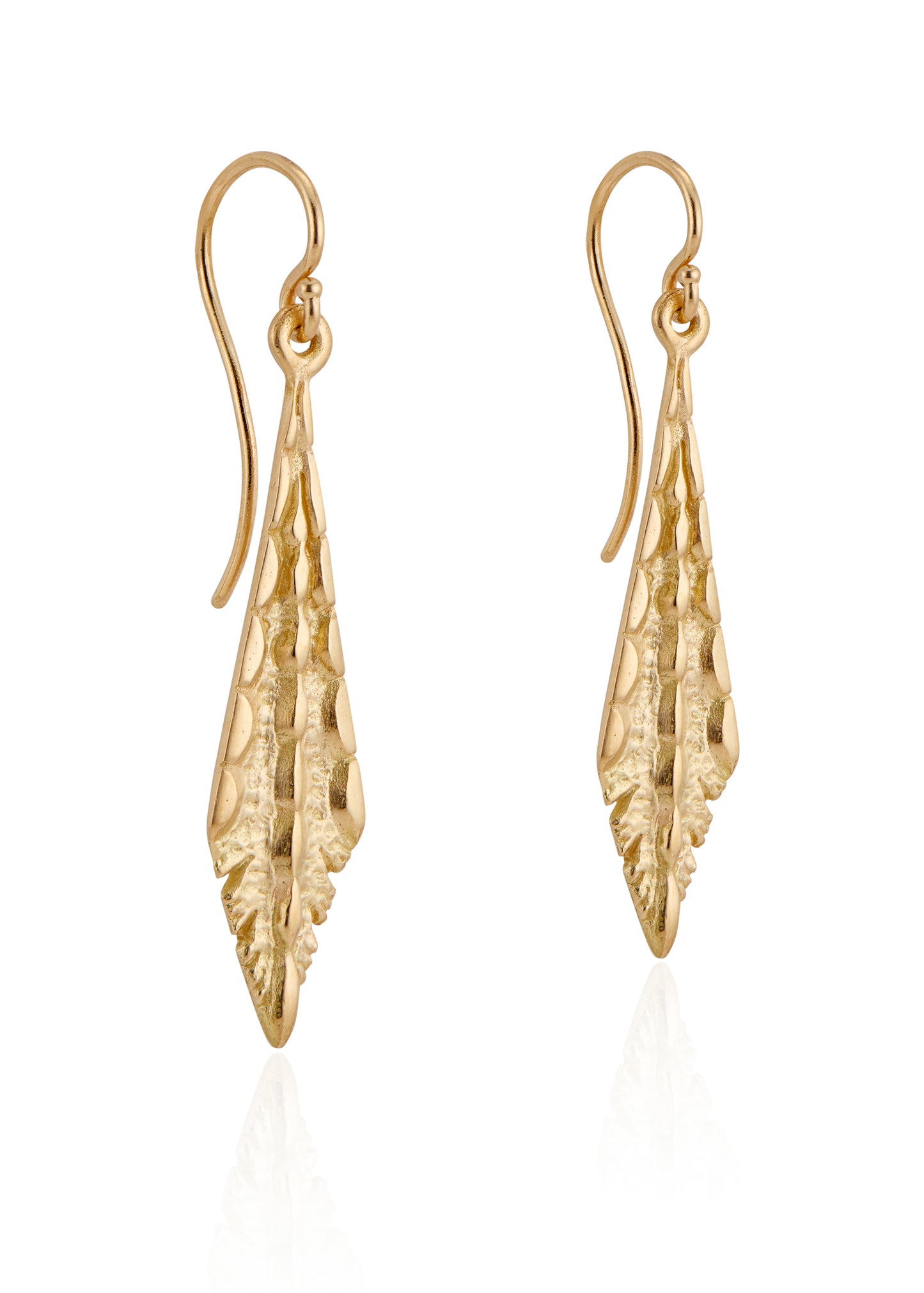 A thing of fairytales. The Cicle earring takes its cue from icicles glinting on scalloped rooftops made of sugar crystals, revealing intricate detail and texture that plays with the light with each turn of the head.