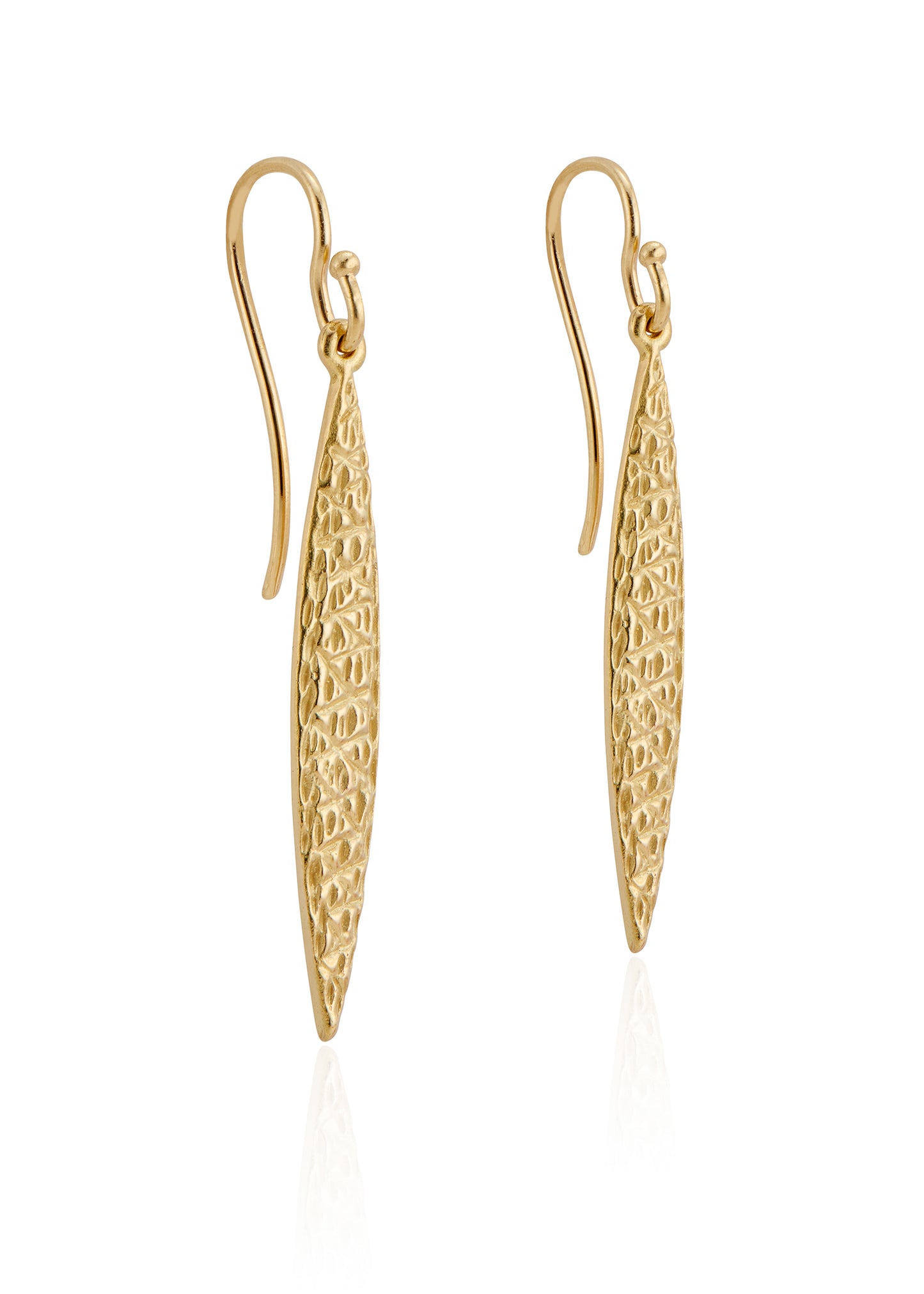 Inspired by the sacred tree of protection which shares its name, the Linden earring slopes gracefully into an elongated point, its delicate details mirroring the weathered bark of the tree that offers shelter to those who seek it.