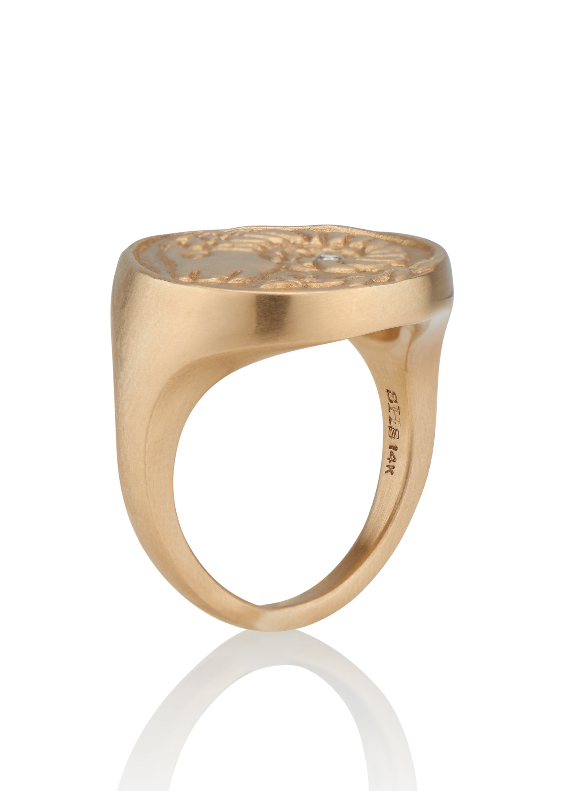 The ninth sign of the Zodiac, fire sign Sagittarius is a passionate traveler whose natural curiosity ignites their adventures. A hand-detailed bow and arrow is accented with a precious diamond for a ring that captures the power of the celestial sky.