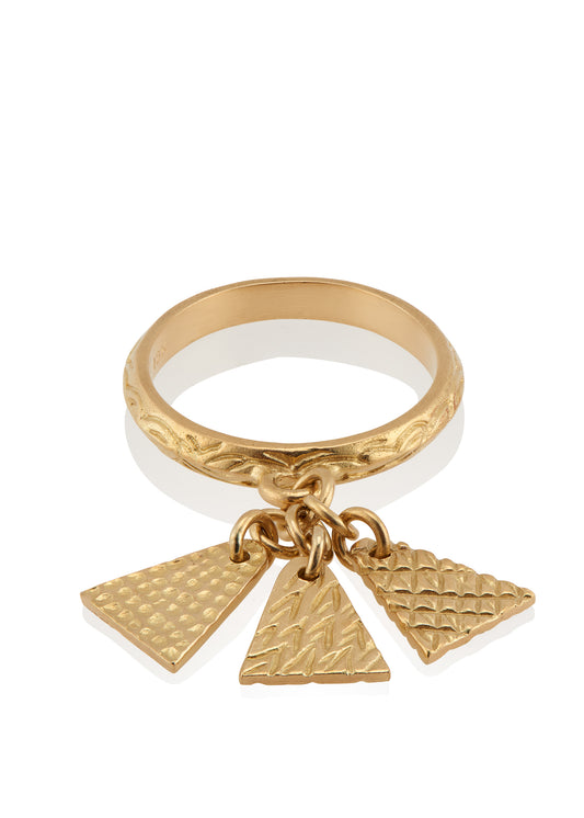 The smoke from a wood burning fire. A brilliant point of light piercing an obsidian sky. The Starlite ring captures the beauty of a frigid winter night. A brilliant diamond gleams against a delicate gold band that’s been intricately hand-carved with stars–a piece as timeless as the constellations themselves.