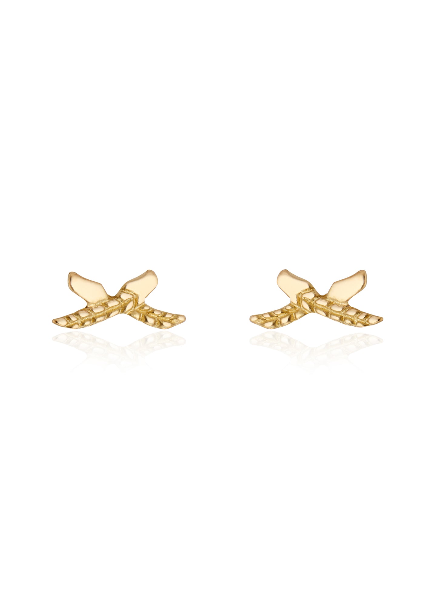 Like childhood sketches brought to life, the Byrd earring calls to mind the magic and mystery of birds in flight. Created to resemble the intricate patterns of a feather, these criss-crossed stud earrings sit delicately on the ear.