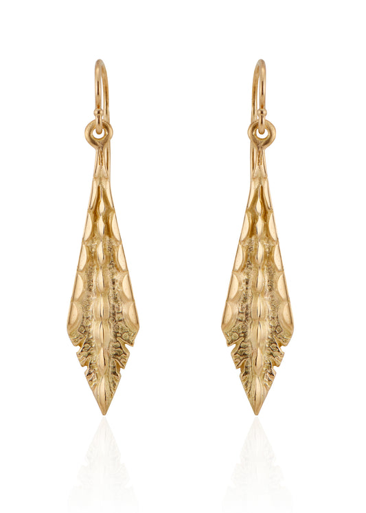 A thing of fairytales. The Cicle earring takes its cue from icicles glinting on scalloped rooftops made of sugar crystals, revealing intricate detail and texture that plays with the light with each turn of the head.