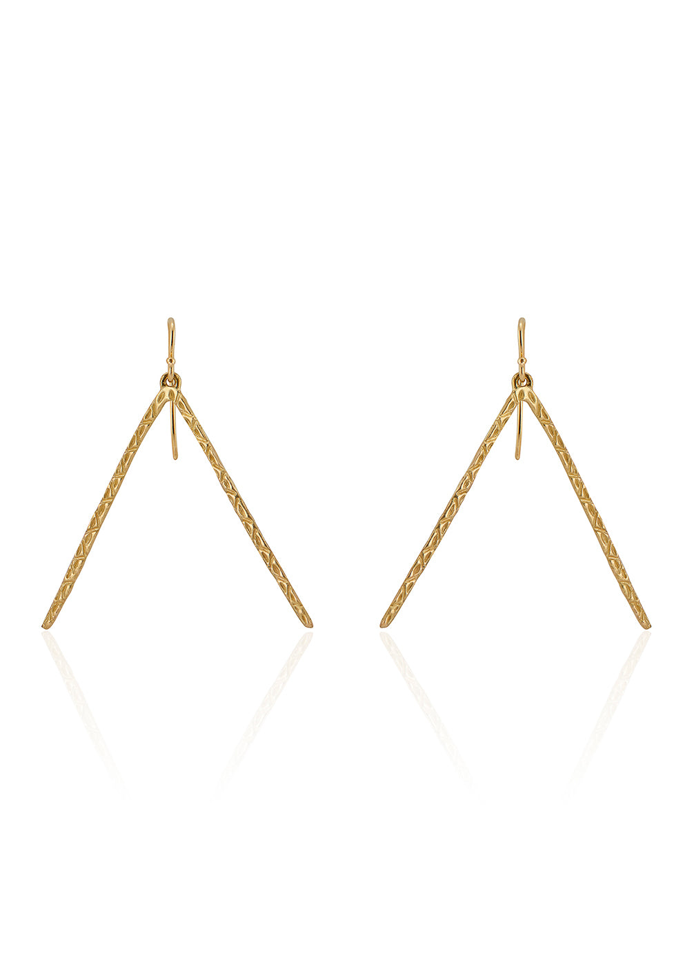 Plucked from Carnaby Street’s glory days and re-imagined with minimalist elegance, the wishbone-shaped Kirby earring is hand-carved into a stunning texture that reflects and refracts light while dangling delicately from the ear—a swinging style worthy of its London roots.