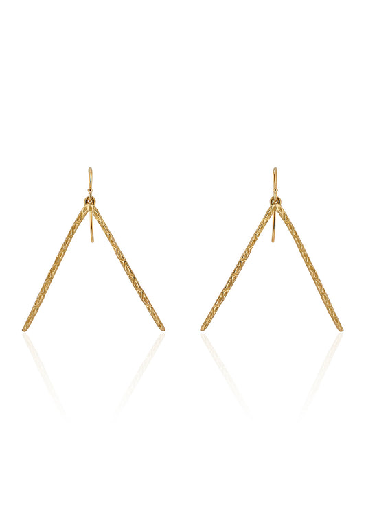 Plucked from Carnaby Street’s glory days and re-imagined with minimalist elegance, the wishbone-shaped Kirby earring is hand-carved into a stunning texture that reflects and refracts light while dangling delicately from the ear—a swinging style worthy of its London roots.