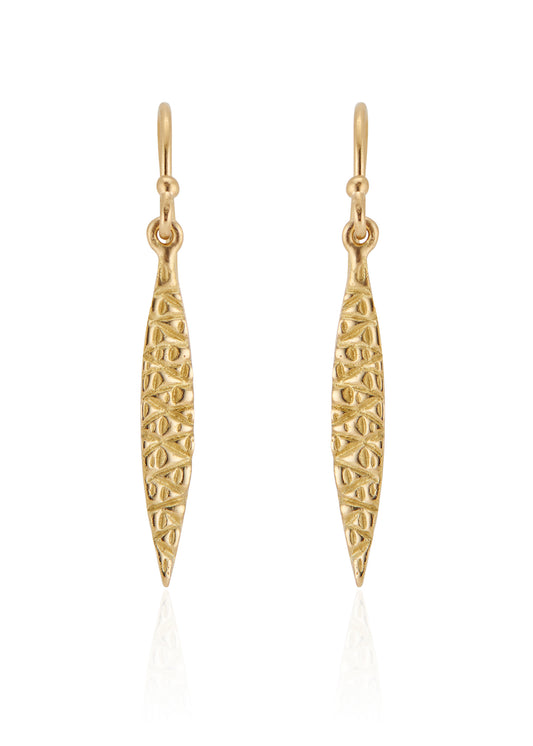 Inspired by the laurel wreaths bestowed to the victorious in ancient Greece, the intricately detailed patterns in the Laurel earring create a woven aesthetic, calling to mind the intertwining branches of foliage used to honor the triumphant.