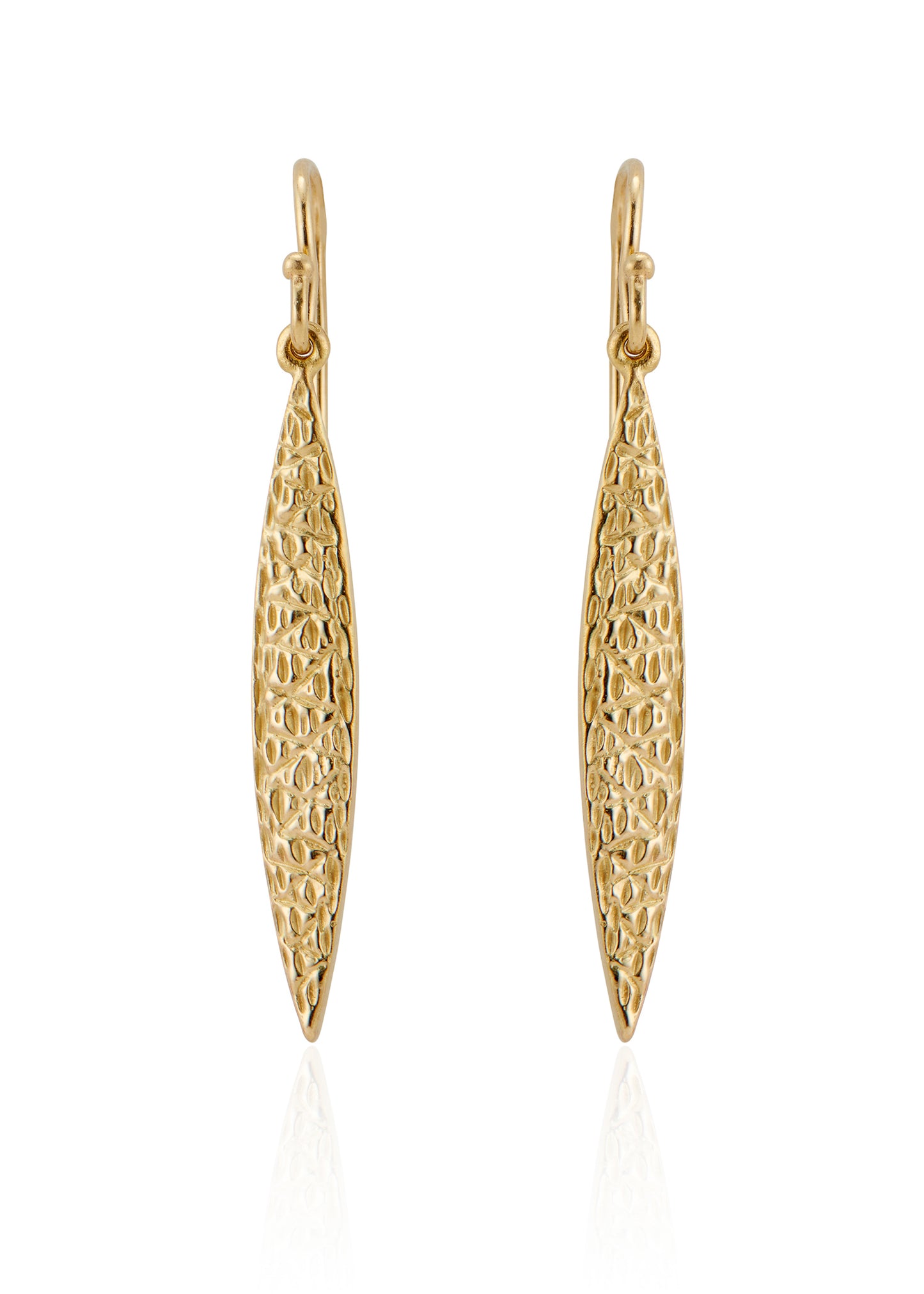 Inspired by the sacred tree of protection which shares its name, the Linden earring slopes gracefully into an elongated point, its delicate details mirroring the weathered bark of the tree that offers shelter to those who seek it.