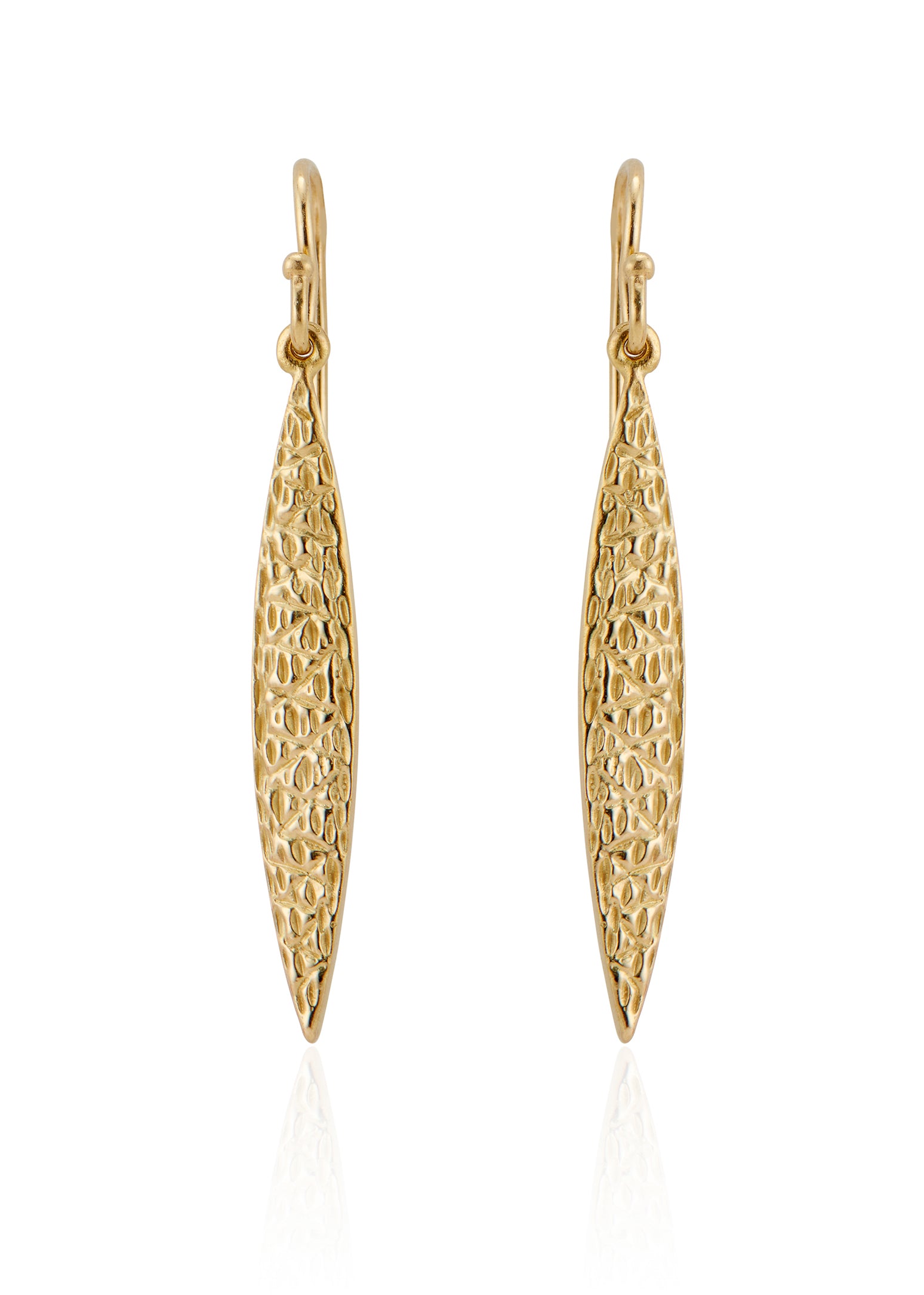 Inspired by the sacred tree of protection which shares its name, the Linden earring slopes gracefully into an elongated point, its delicate details mirroring the weathered bark of the tree that offers shelter to those who seek it.