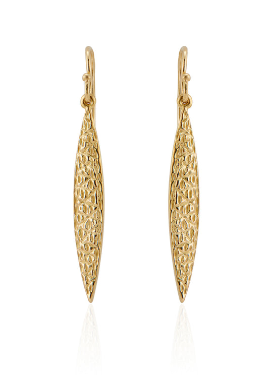 Inspired by the sacred tree of protection which shares its name, the Linden earring slopes gracefully into an elongated point, its delicate details mirroring the weathered bark of the tree that offers shelter to those who seek it.