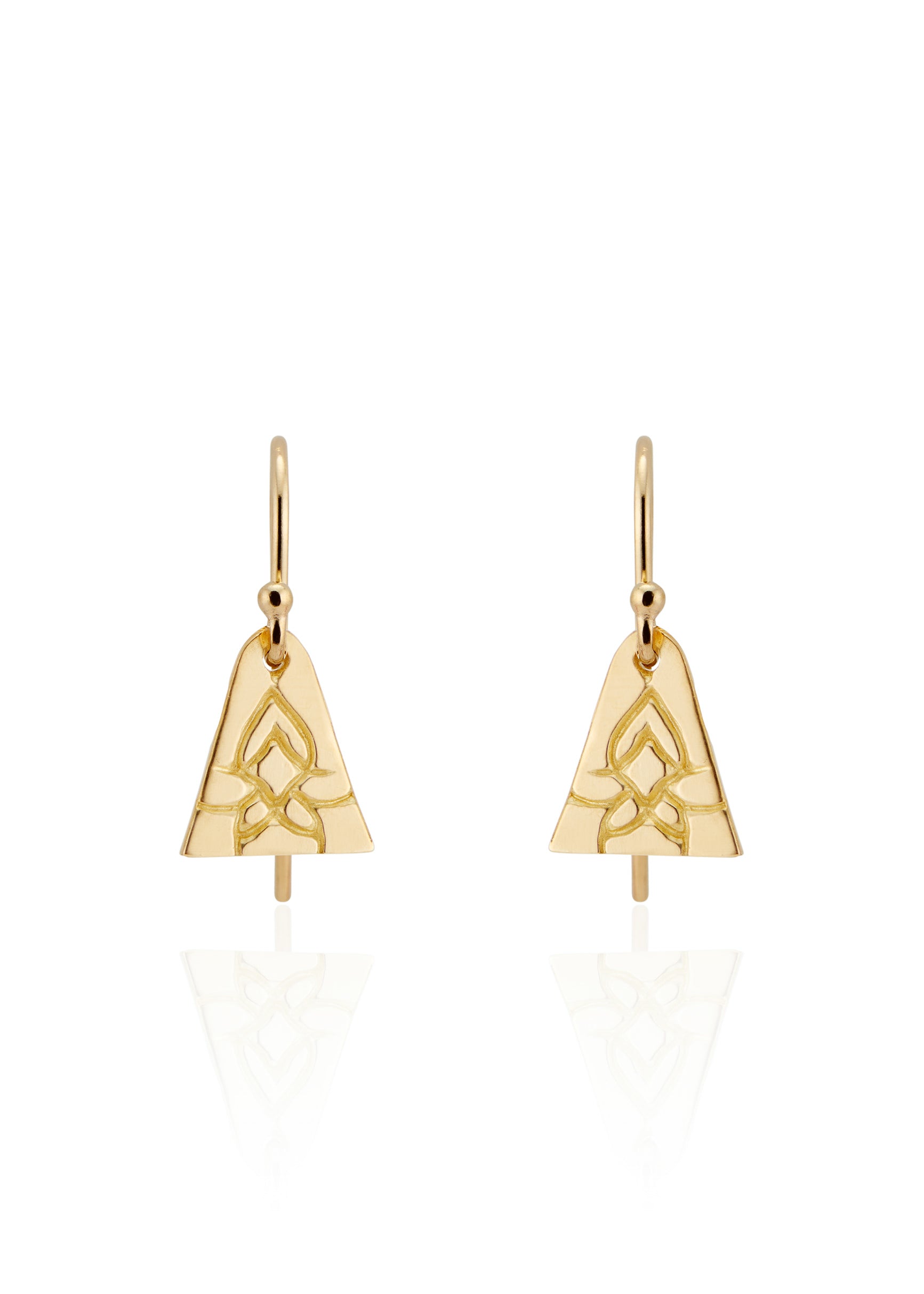 Inspired by the daily ritual of this water flower to rise from the mud and bloom to its full potential, the golden triangles of the Lotus earring flutter with each turn of the head, showcasing delicate petals that whisper of an understated beauty.