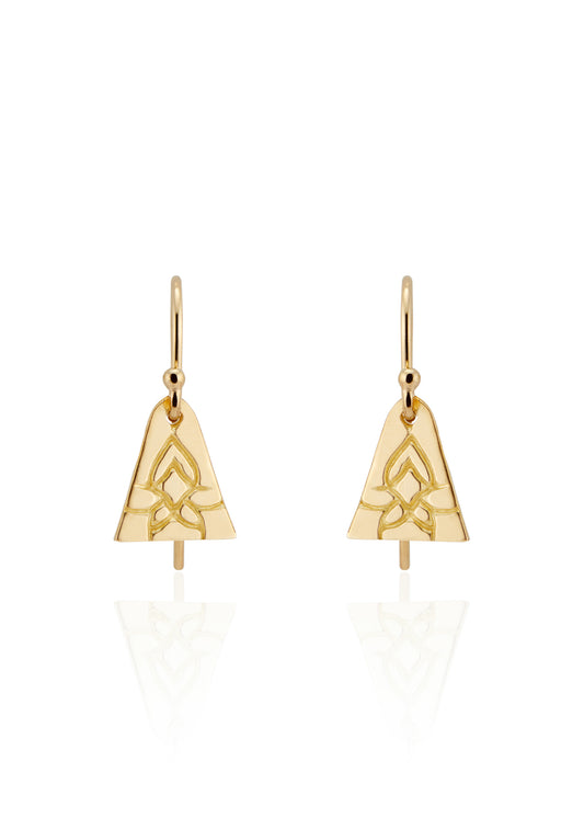 Inspired by the daily ritual of this water flower to rise from the mud and bloom to its full potential, the golden triangles of the Lotus earring flutter with each turn of the head, showcasing delicate petals that whisper of an understated beauty.