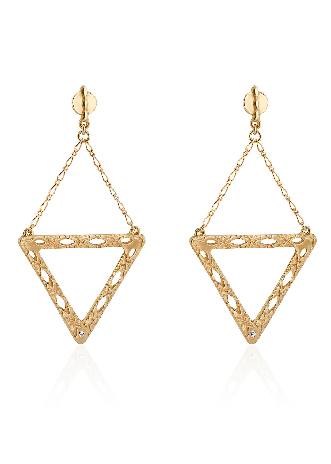Like two souls finding their reflections in one another, the Tryst earring creates the illusion of mirrored triangles in a celebration of negative space. Dangling from a delicate chain, textured gold is dotted with open oblongs that draw the eye to the nadir of the triangle, where a sparkling diamond punctuates with brilliance.