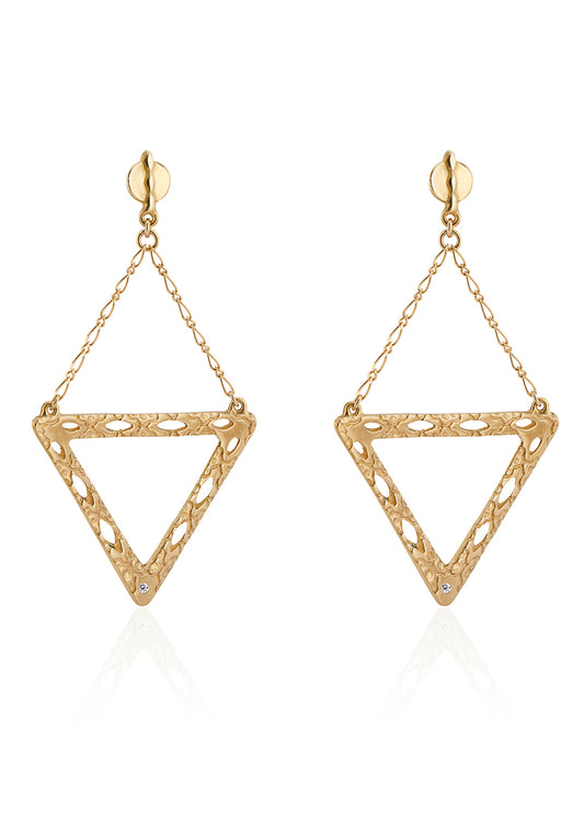 Like two souls finding their reflections in one another, the Tryst earring creates the illusion of mirrored triangles in a celebration of negative space. Dangling from a delicate chain, textured gold is dotted with open oblongs that draw the eye to the nadir of the triangle, where a sparkling diamond punctuates with brilliance.