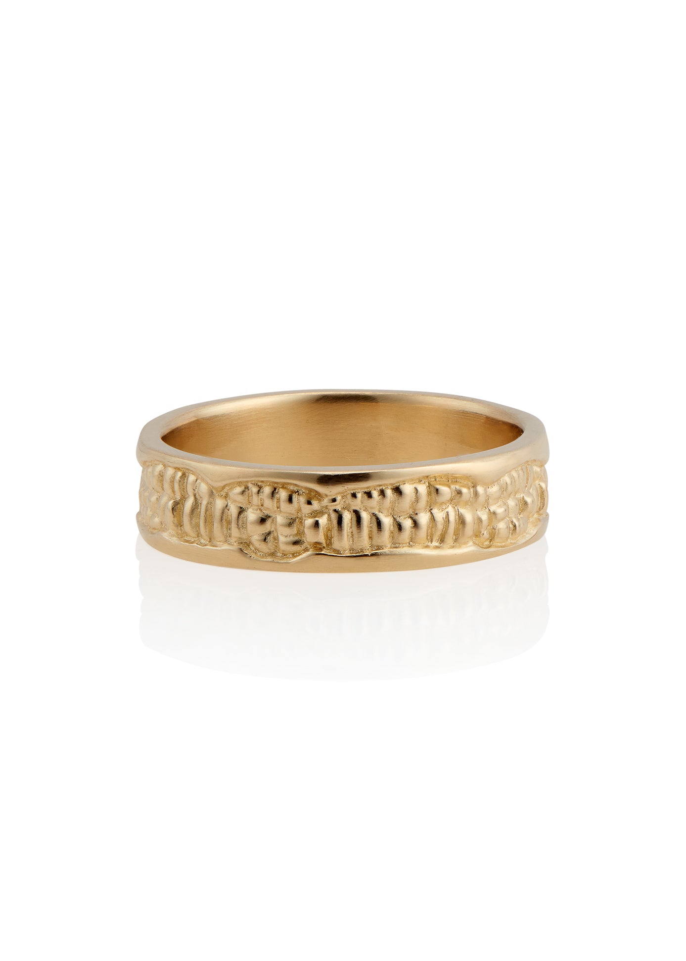 Inspired by the craftsmanship of intricately carved antique woodwork, the Hilt is a study in solidity. A captivating pattern gleams around this gold ring—an ideal wedding band for one with a discerning eye for design.
