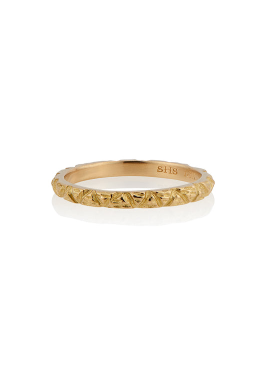 Inspired by winding roads that invite spontaneous adventure, the hand-detailed patterns in the Lain ring create a map for daydreams—a personal compass made of precious gold.