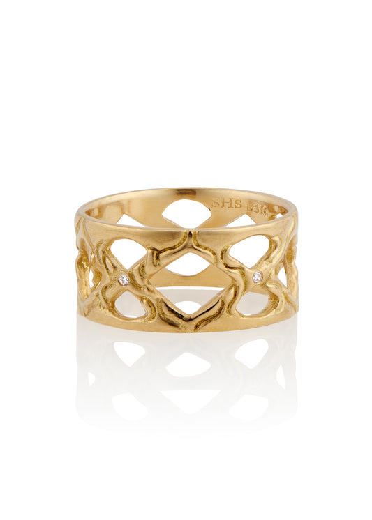 Beauty is brought to light through balance. The substantial width of the Lati band achieves equilibrium with the negative space created by its soft curves, allowing the eye to focus on the brilliance of each diamond.