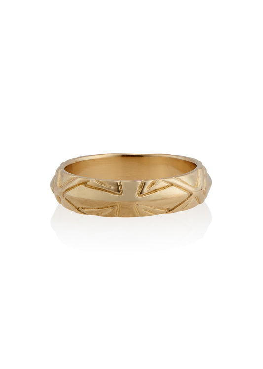 Like the dear friend for whom it is named, the Ogden is a man’s wedding band with a ton of character. This solid, masculine gold ring exudes strength and substance.