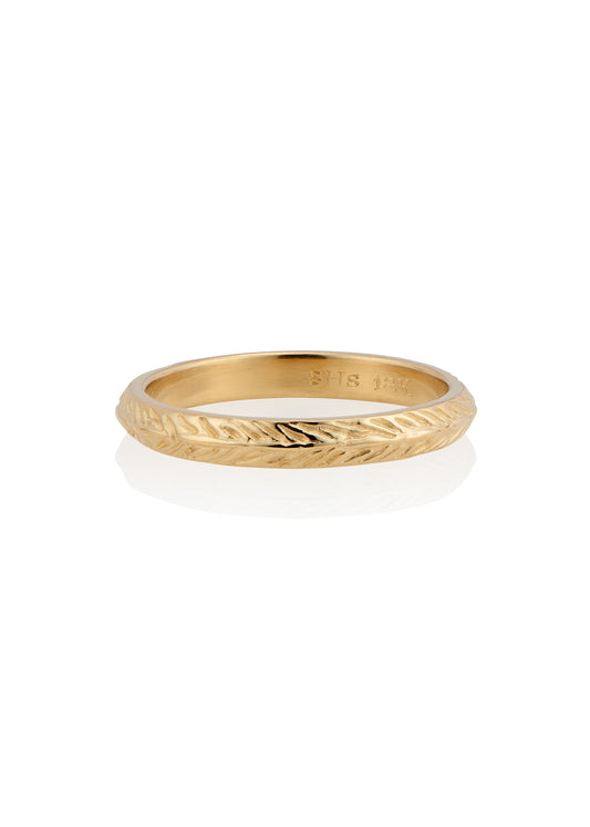 Named for a woman of strength, the Thia ring is detailed with elongated beads balanced on either side by simple v-shaped etchings that mimic a feather—weightless, yet capable of unimaginable feats.